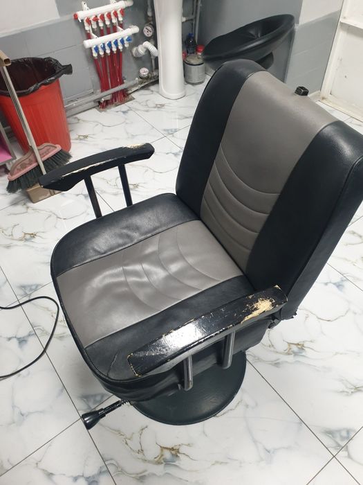 Продаются Парикмахерские кресла.