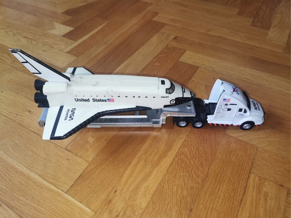 Американски транспортен камион Maisto бял космическа совалка Атлантис