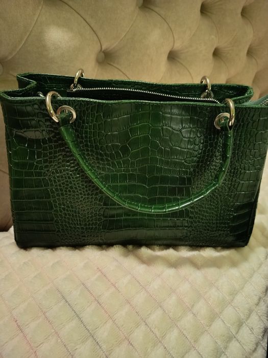 Елегантна чанта от естествена кожа в зелен цвят