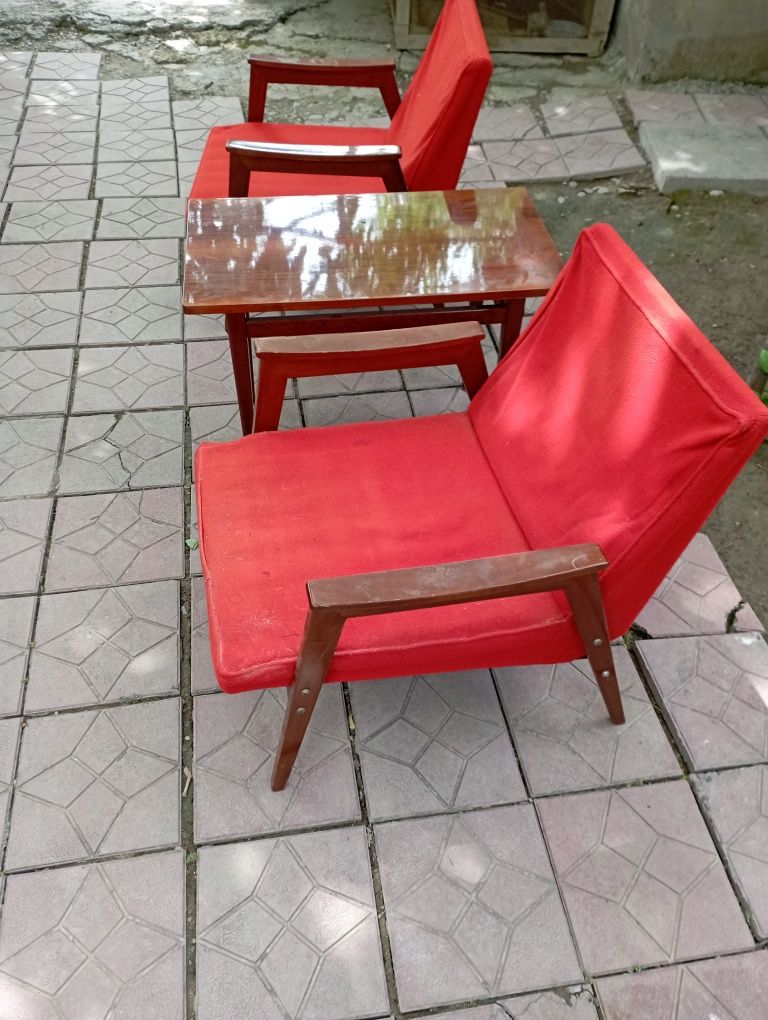 Продается комплект стульев