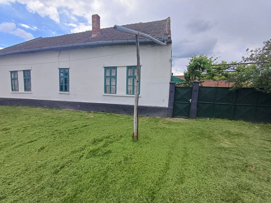 Casă și teren de vânzare