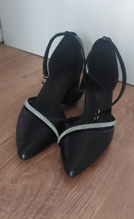 De vânzare pantofi adolescentă!