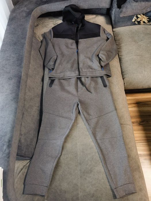 Спортен екип с черна качулка