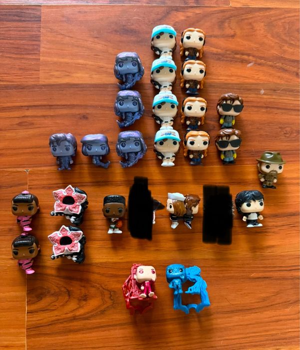 продавам фигурки stranger things