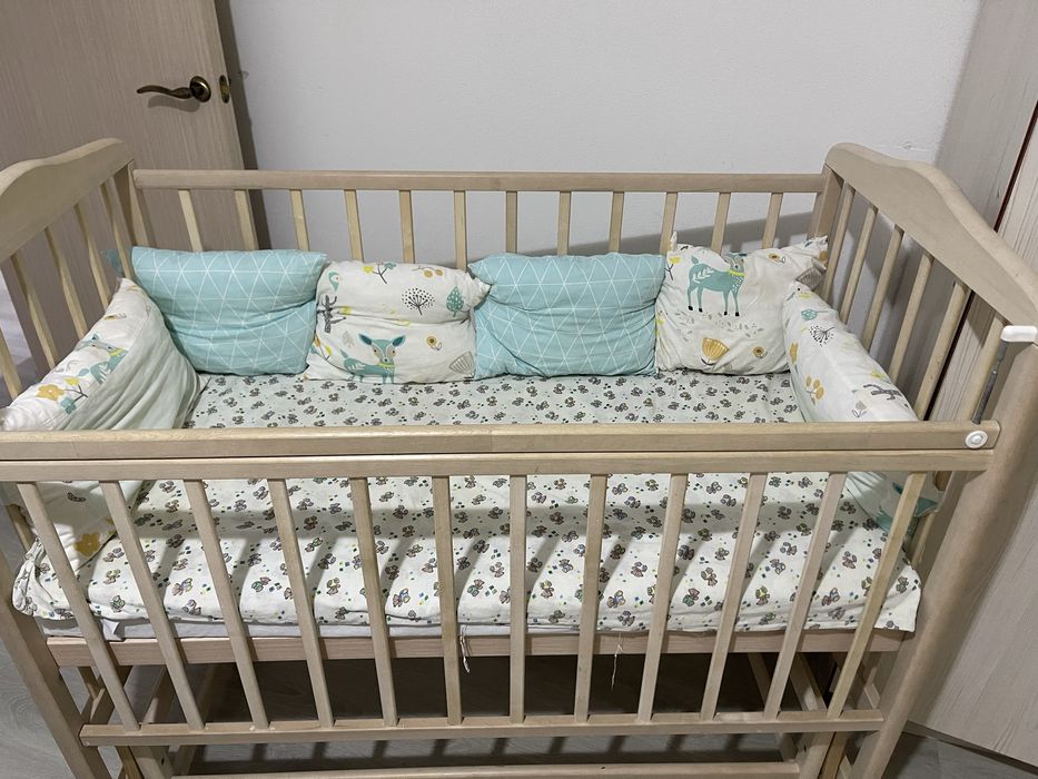 Продам кроватку детскую и стульчик  для кормления