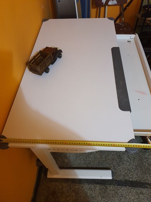 Метално бюро с дървен плот купено от Лидъл за 250лв. + Стол.