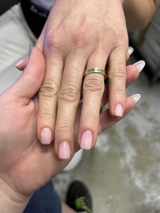 Realizez manichiura cu gel, polygel, acril si oja semipermanenta