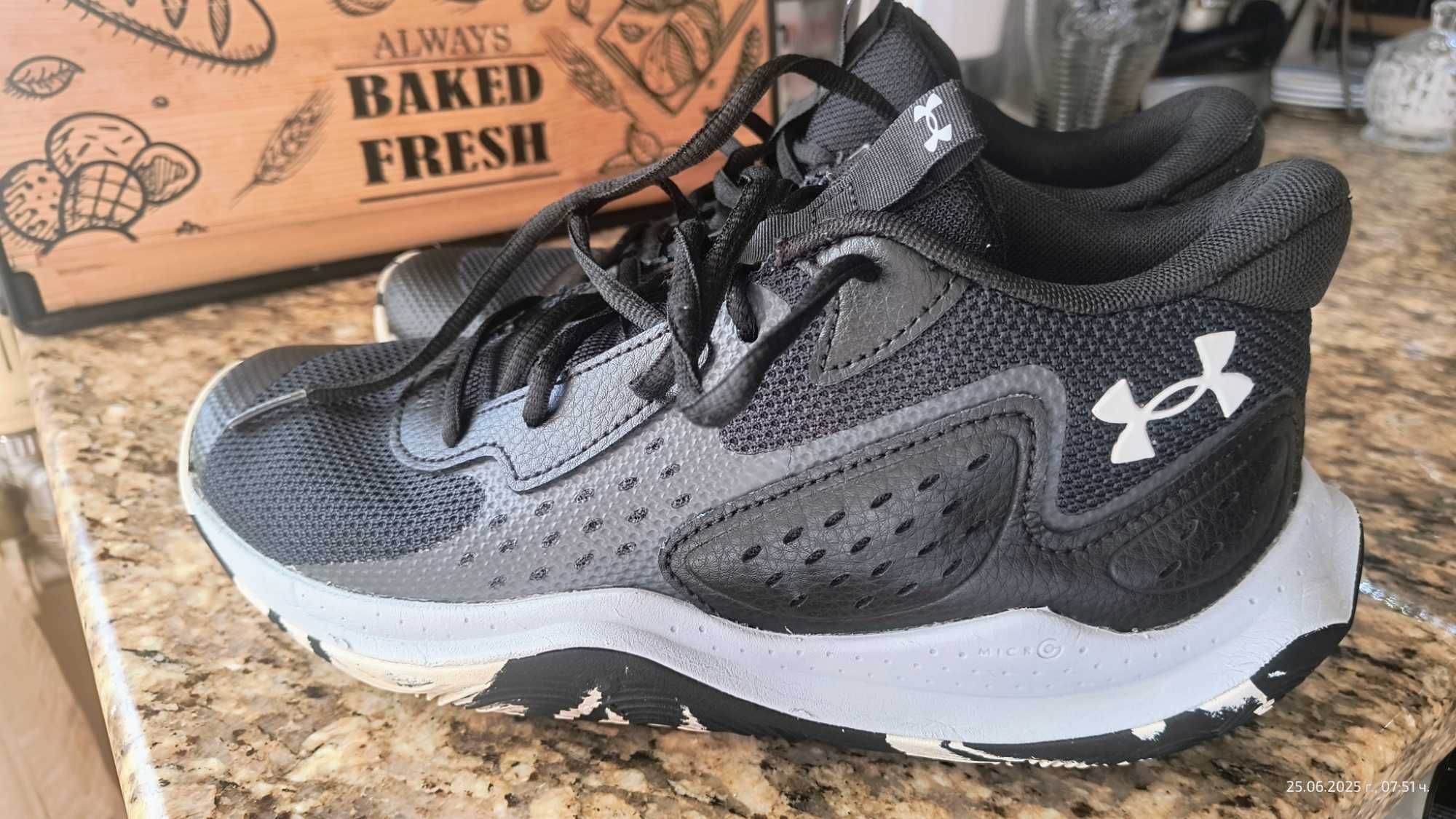Маратонки Nike и Under armour