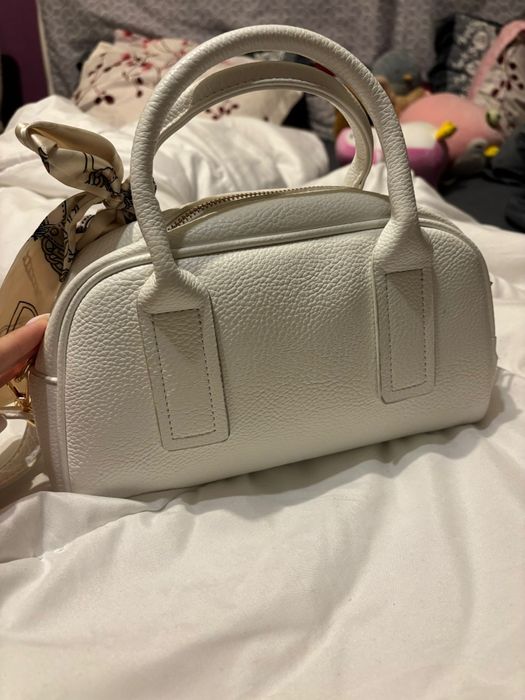 Geanta alba, cu esarfa