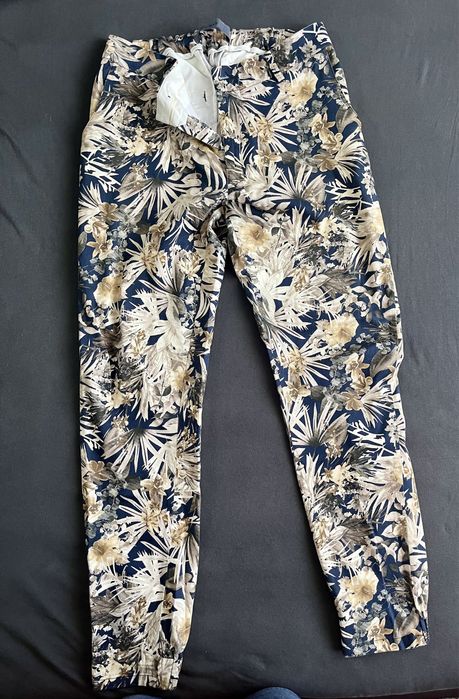 Pantaloni înflorați Zara