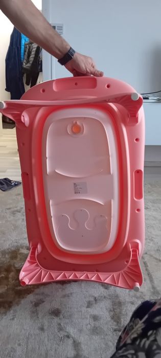 Cadița pliabila roz pentru bebeluși.