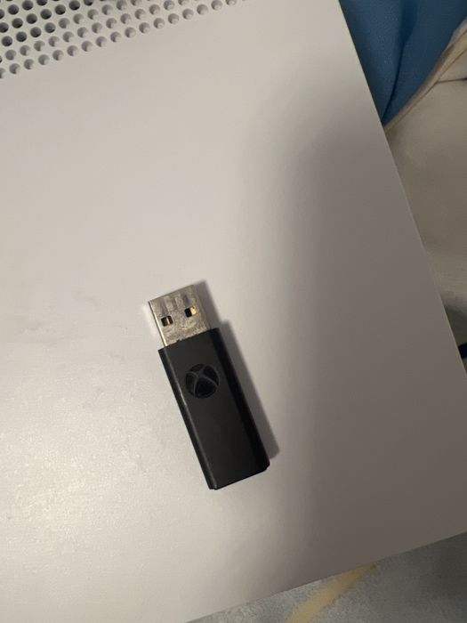 Xbox One S 1TB + Controller Xbox + Adaptor Xbox
