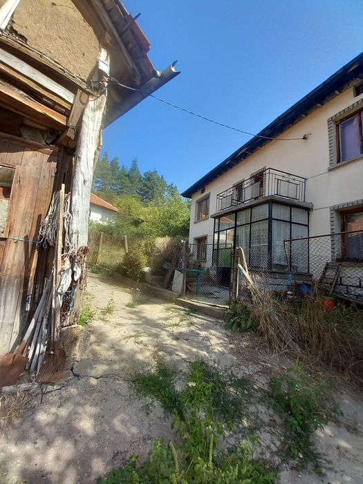 Две къщи в един парцел