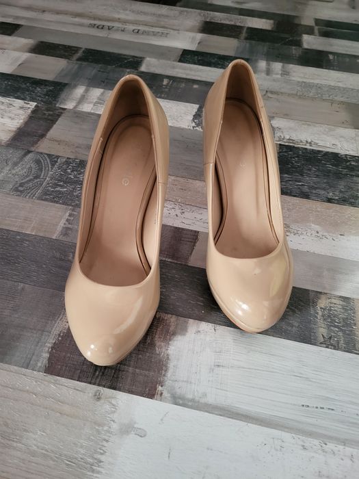 Pantofi bej lac cu toc