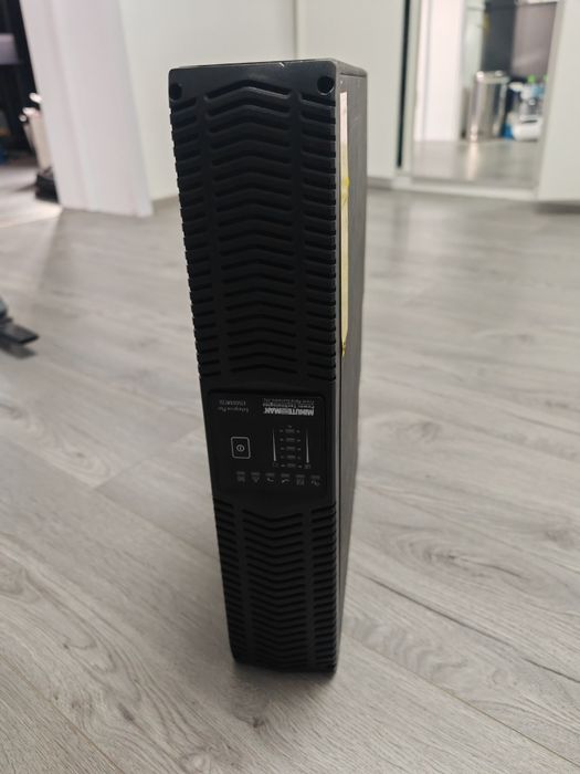 Vând UPS Mustek PowerMust 1200W, este tip line interactive,