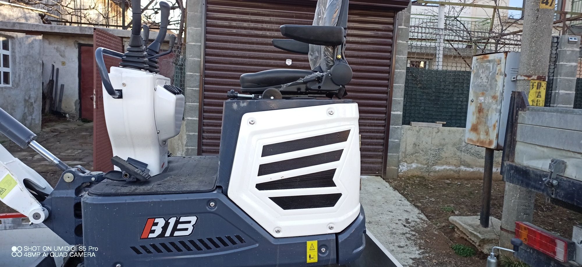 Продавам багер1300 кг.