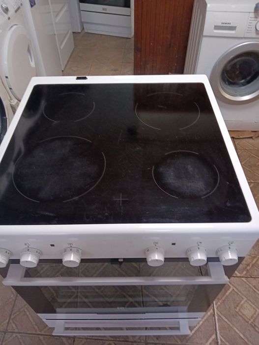 Свободно стояща печка с керамичен плот Elektrolux с 2 години гаранция!