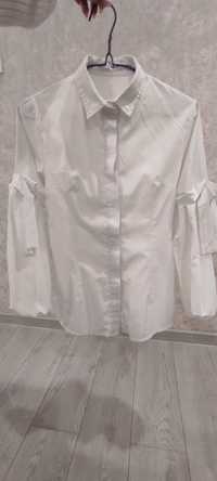 Белая женская блузка