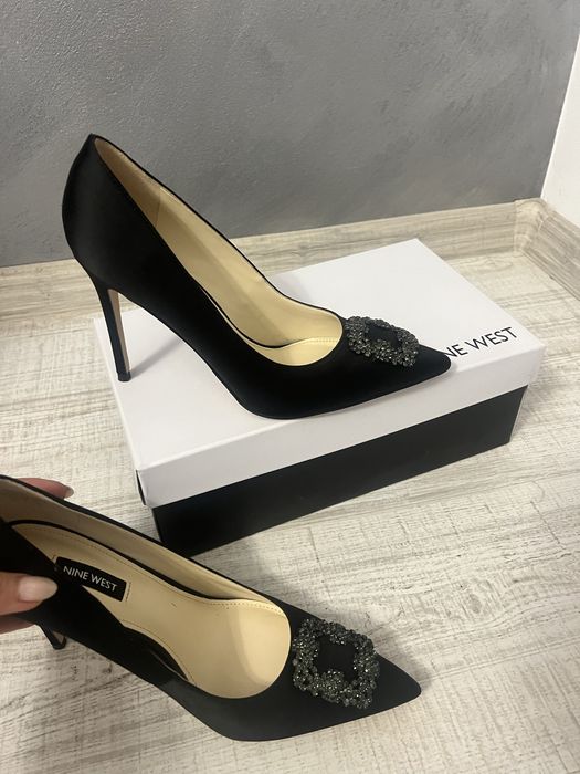 Черни класически обувки на ток Nine West