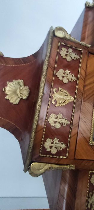 Историческа витрина в стил Empire