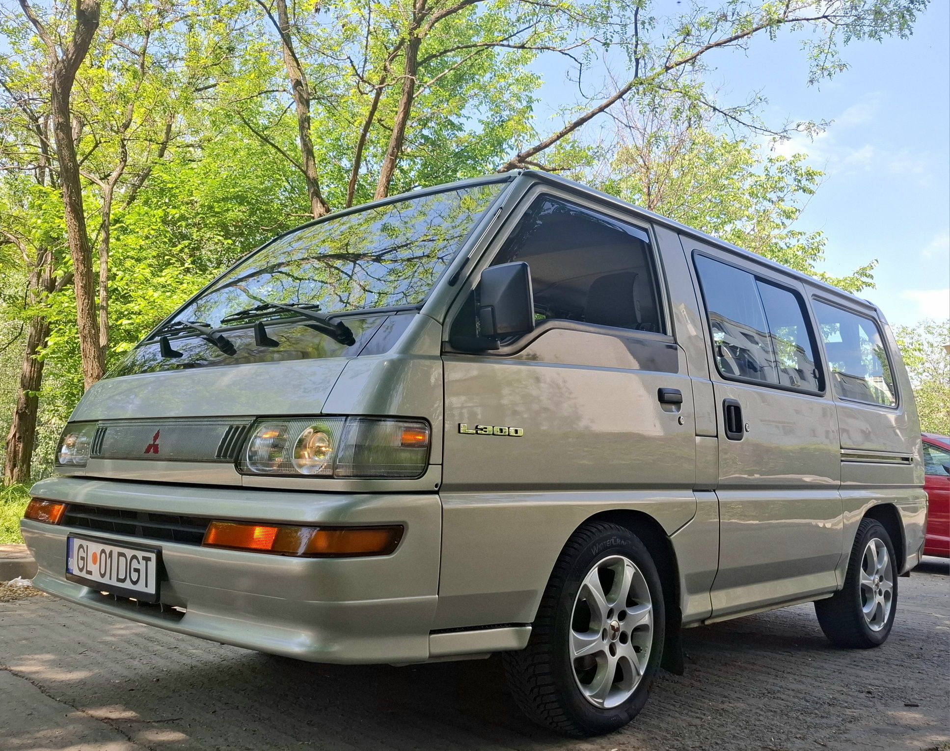 Oldtimer minibus 8+1 locuri Mitsubishi L300