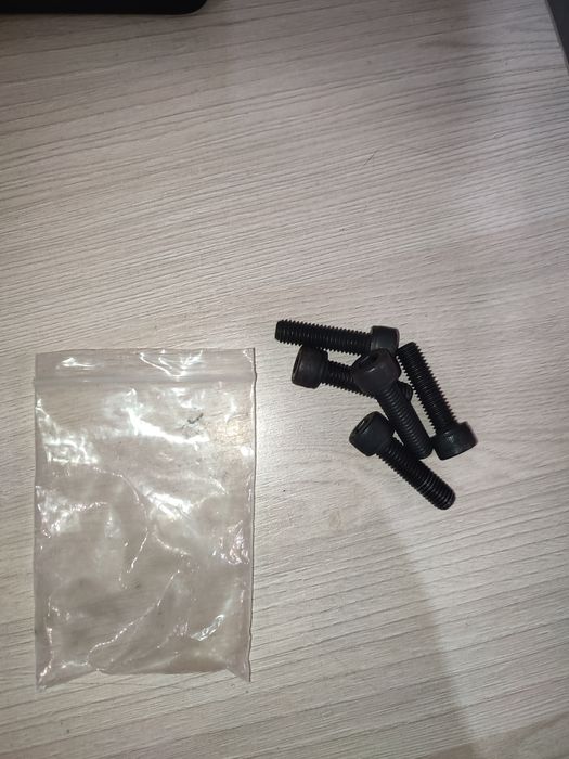 Продам болты новые