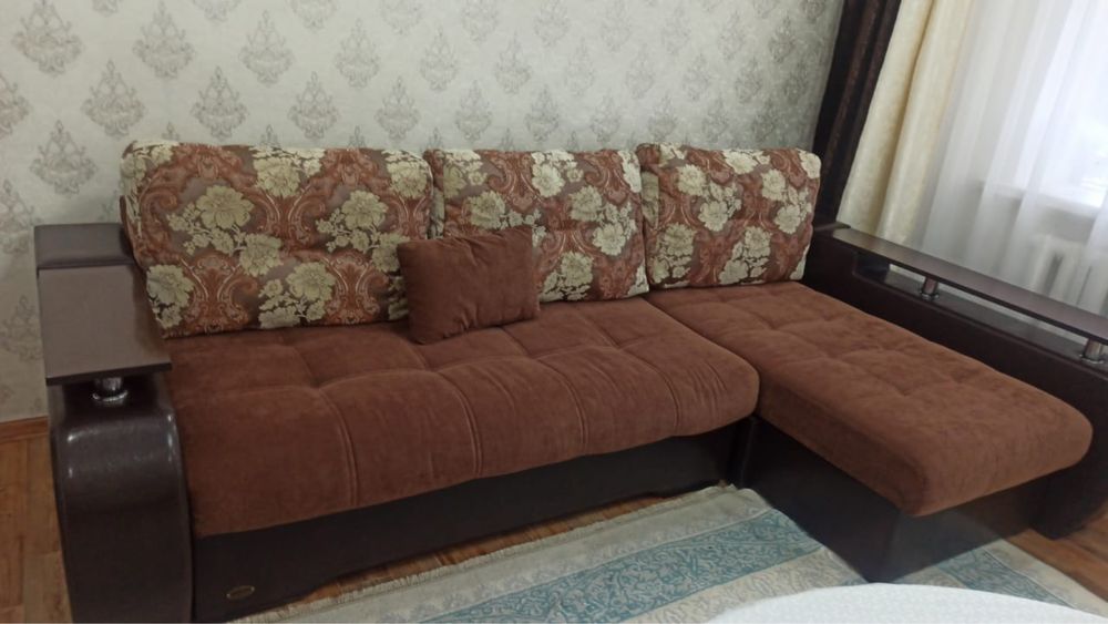 Папа среди диванов