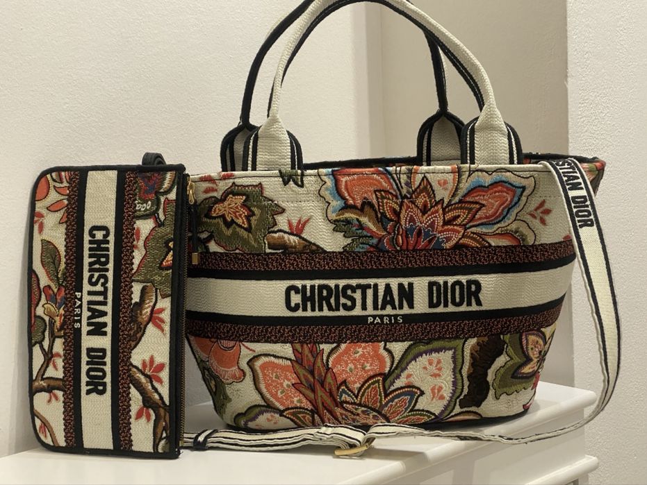 Christian Dior cu portofelul atasat