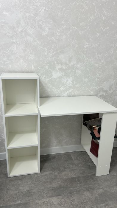 Стол письменный цвет белый