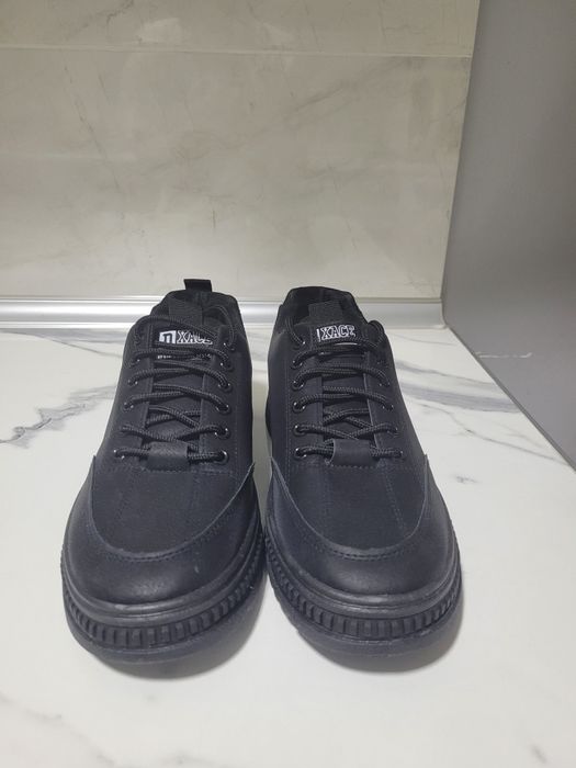 Мужское кроссовка