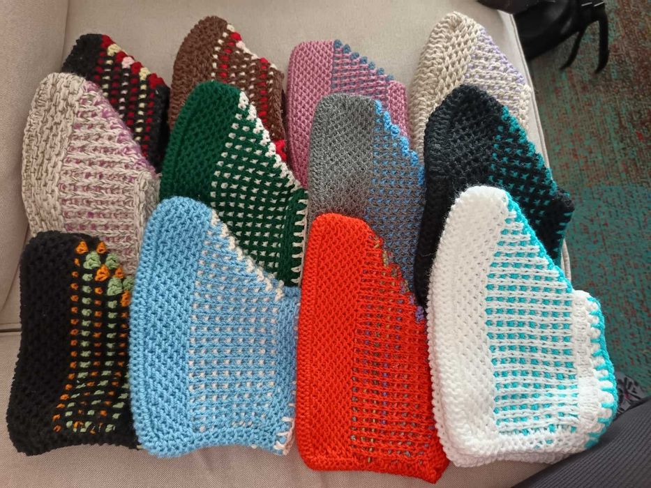 Продават се ръчно плетени терлици както едно време баба ги плетеше