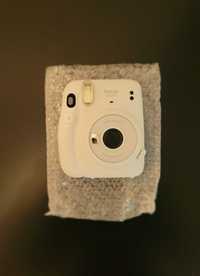 Camera Instax Mini 11 cu 1 set de poze inclus si 1 set de rame