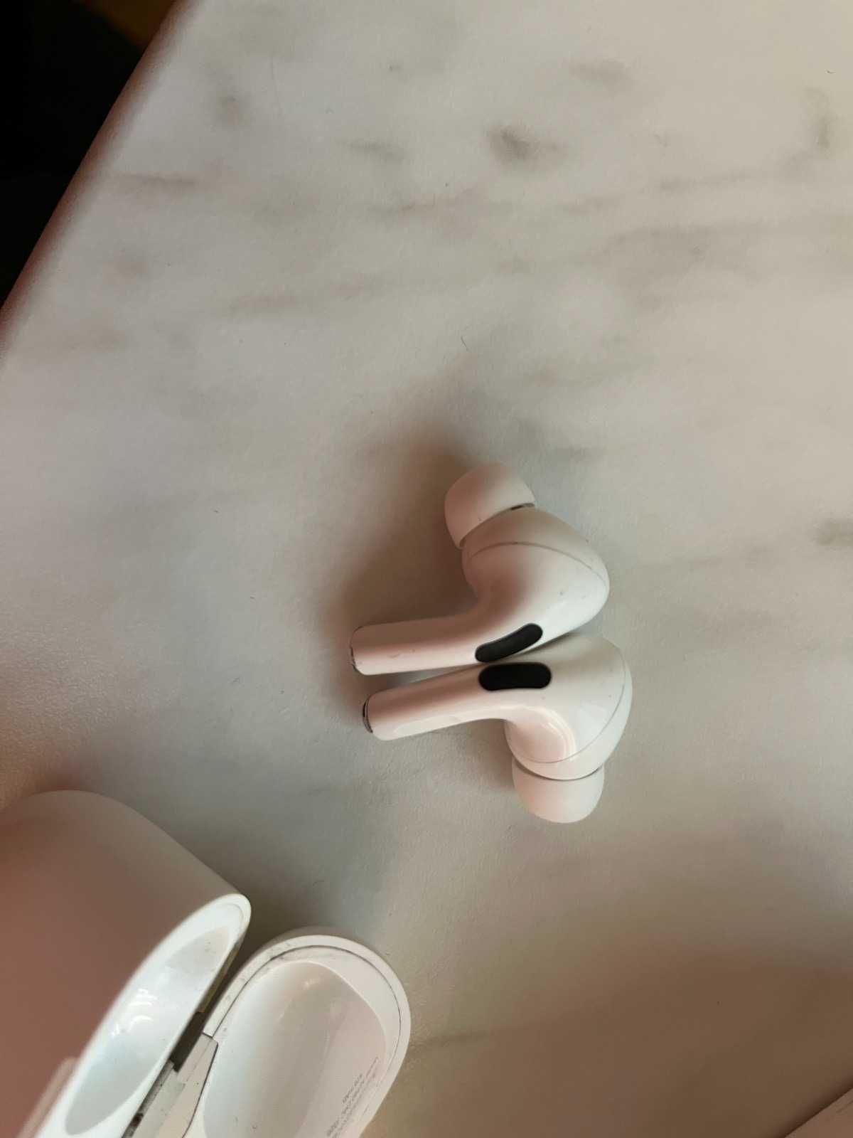 Apple AirPods Pro Gen 1 - за ремонт/ части