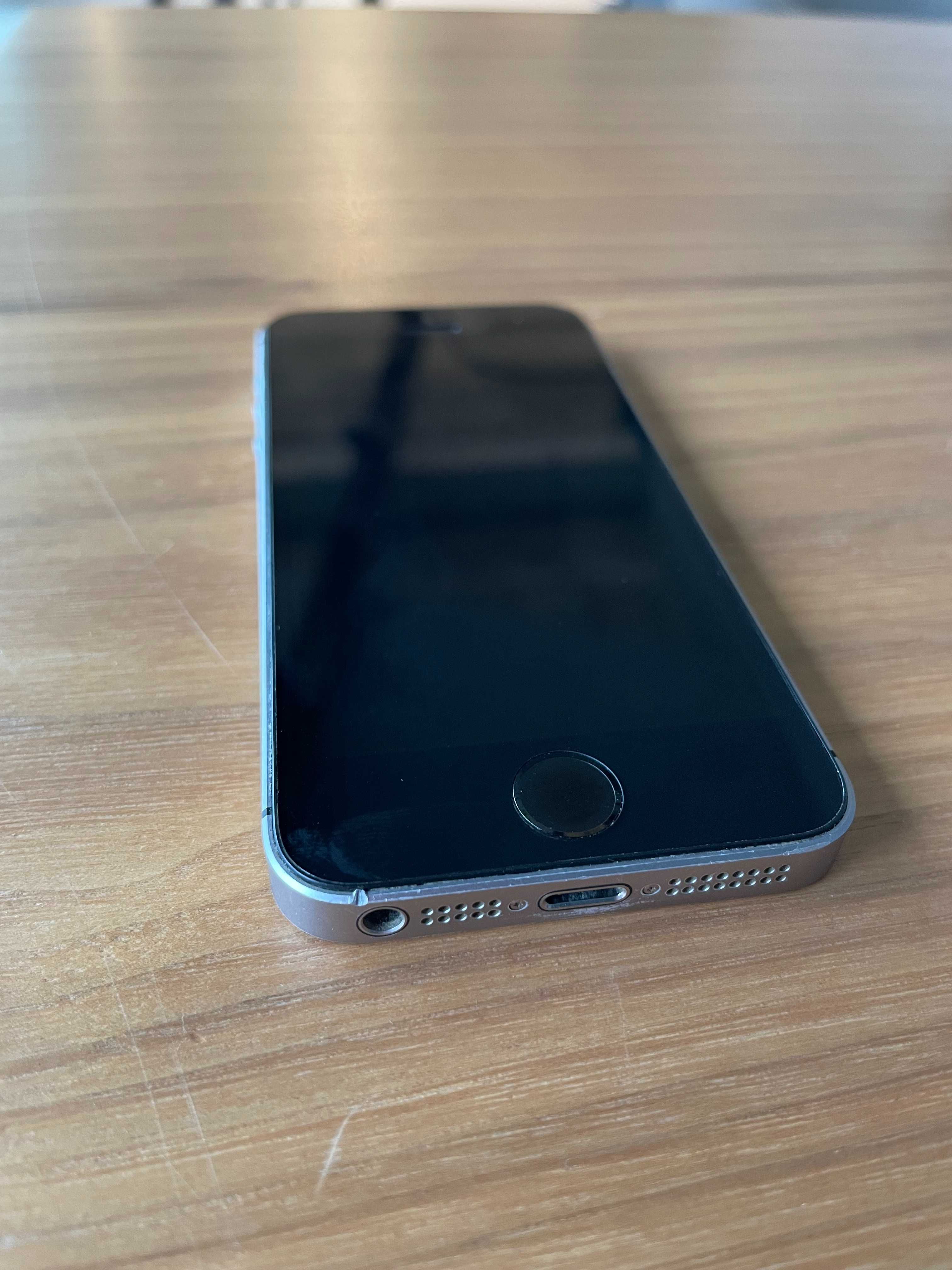 iPhone SE 1st Generation 16GB Space Gray, модел А1723, 2016 година