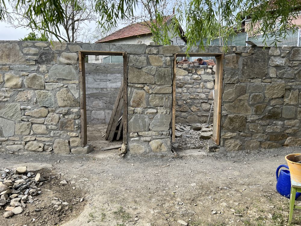 Zidarie/placare piatră, pavări și alte construcții.