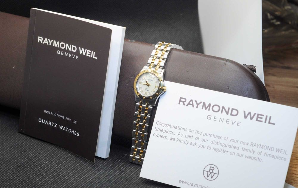 Швейцарски дамски часовник с диаманти - Raymond Weil Tango 5790