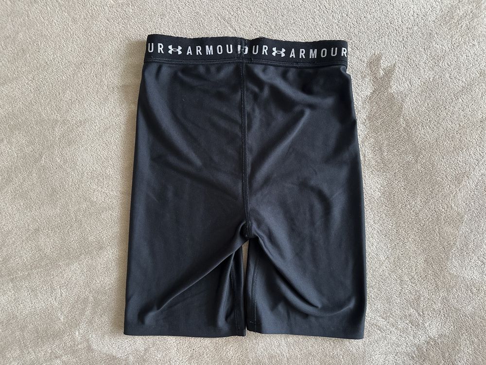 Дамски къс черен клин UNDER ARMOUR XS