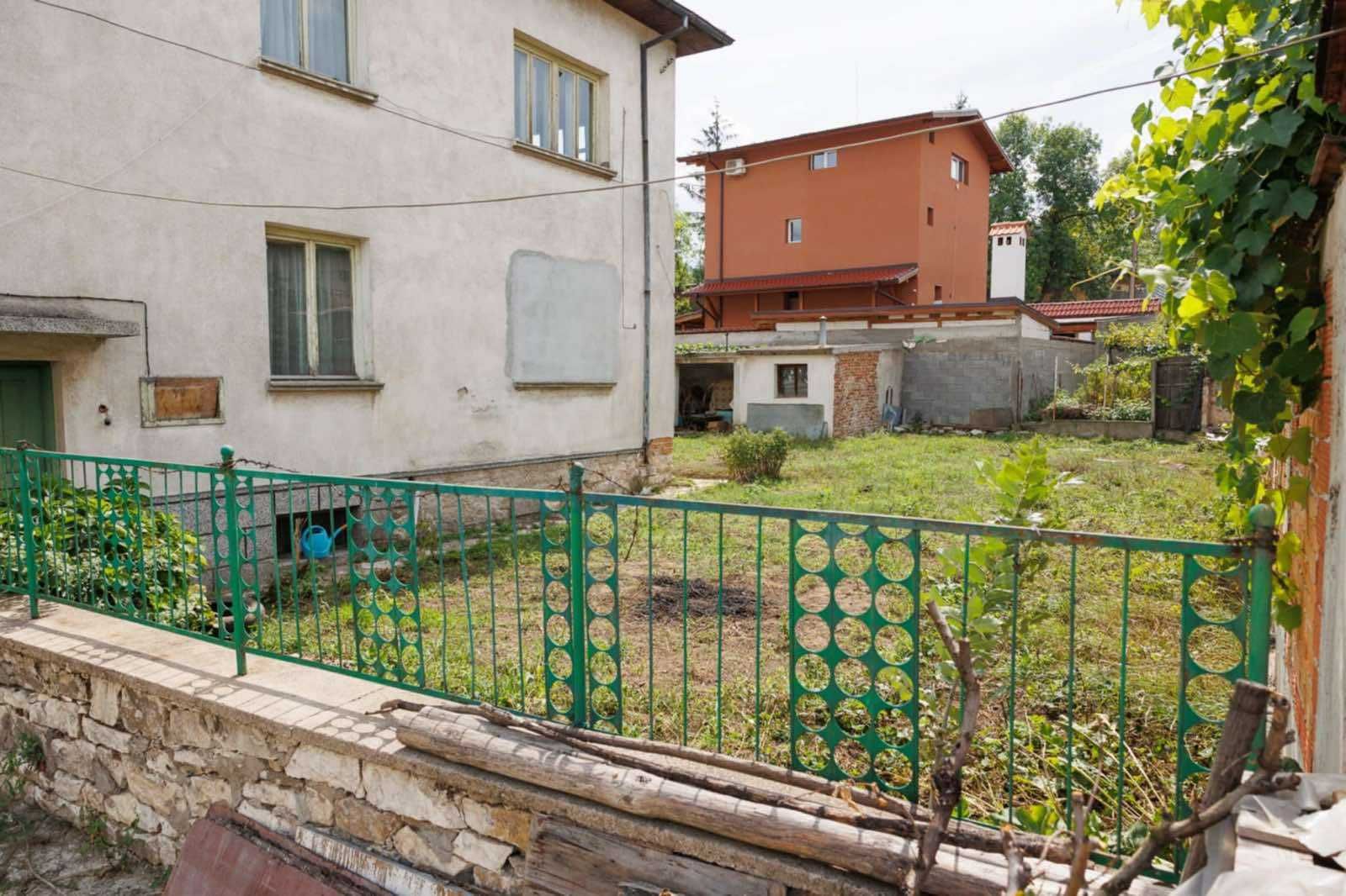Продава се тухлена къща с голям двор в Разлог