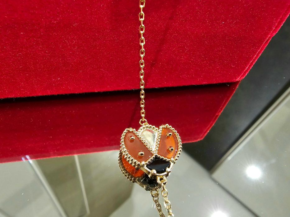 Van Cleef & Arpels VCA Rose Lucky Spring Open Ladybug Дамска Гривна