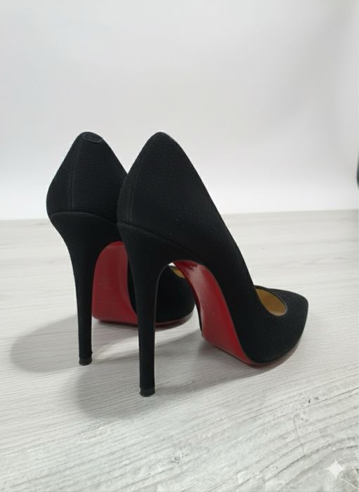 Велурени обувки на ток с червена подметка