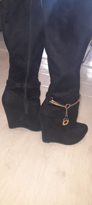 Продам ботфорды хорошим состояние .