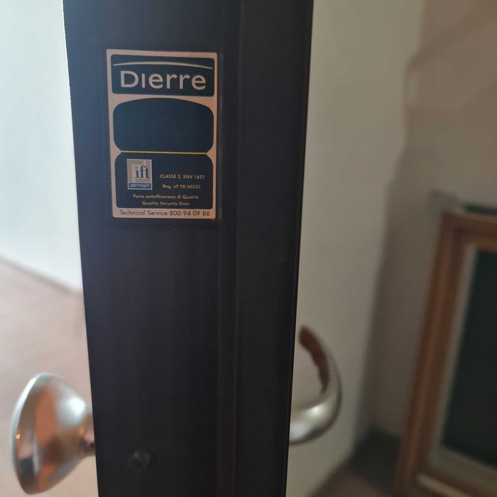 Ușă metalică antiefracție de calitate, marca Dierre.