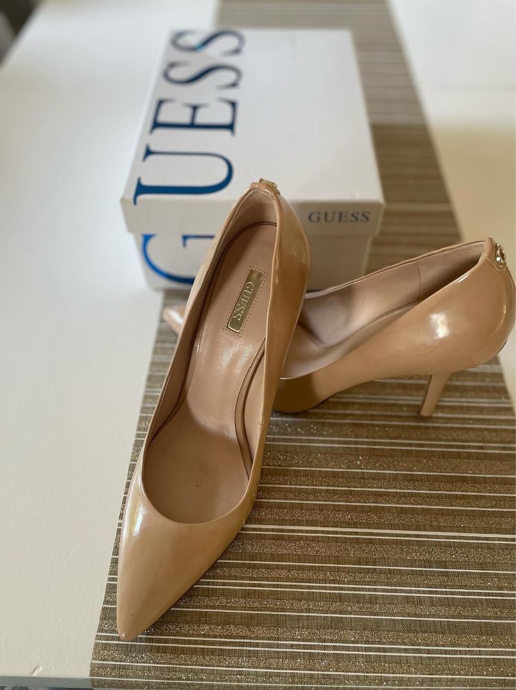 Бежови лачени токчета Guess размер 39