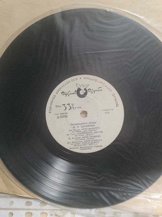 Продается проигрыватель пластинок, с множеством пластинок.