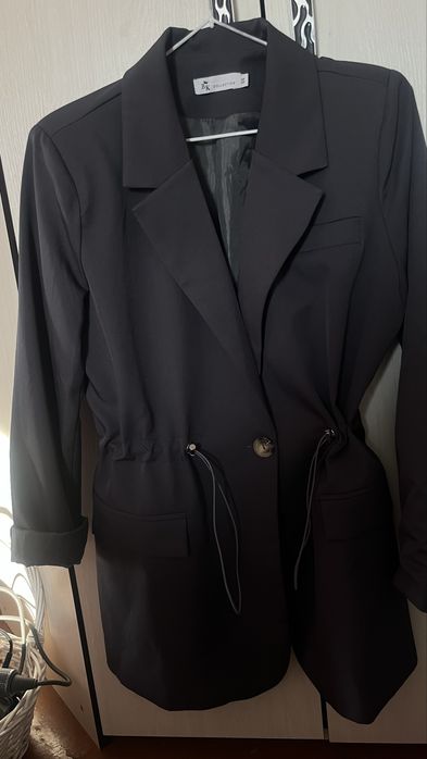 Пиджак серого цвета.