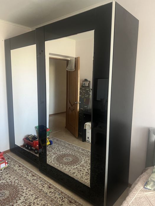 Шкаф со столиком и зеркало