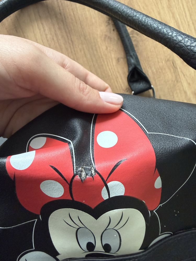 Подарявам черна чанта на Mikey Mouse