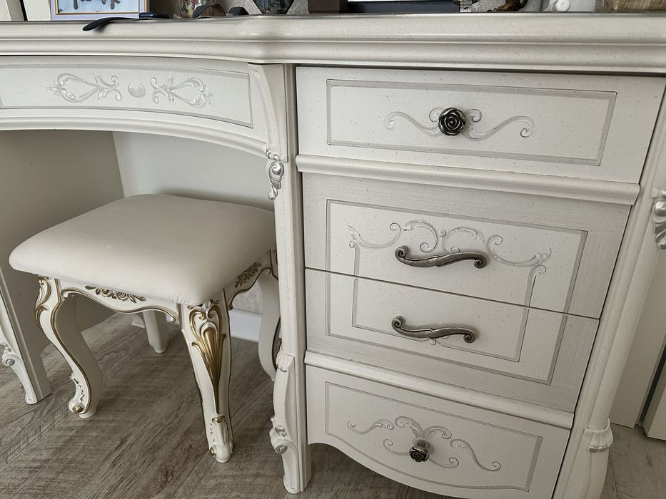 Комод и зеркало отличного качества