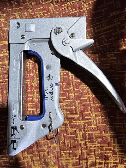 Строительный степлер и уровень