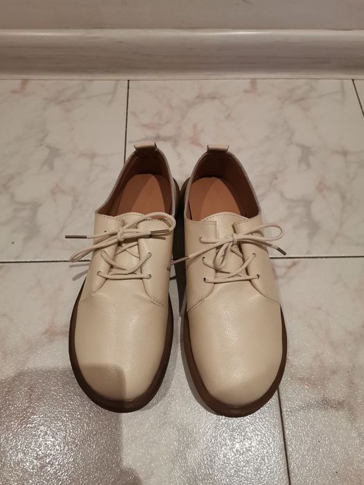 Продавам дамски кожени обувки 37 номер